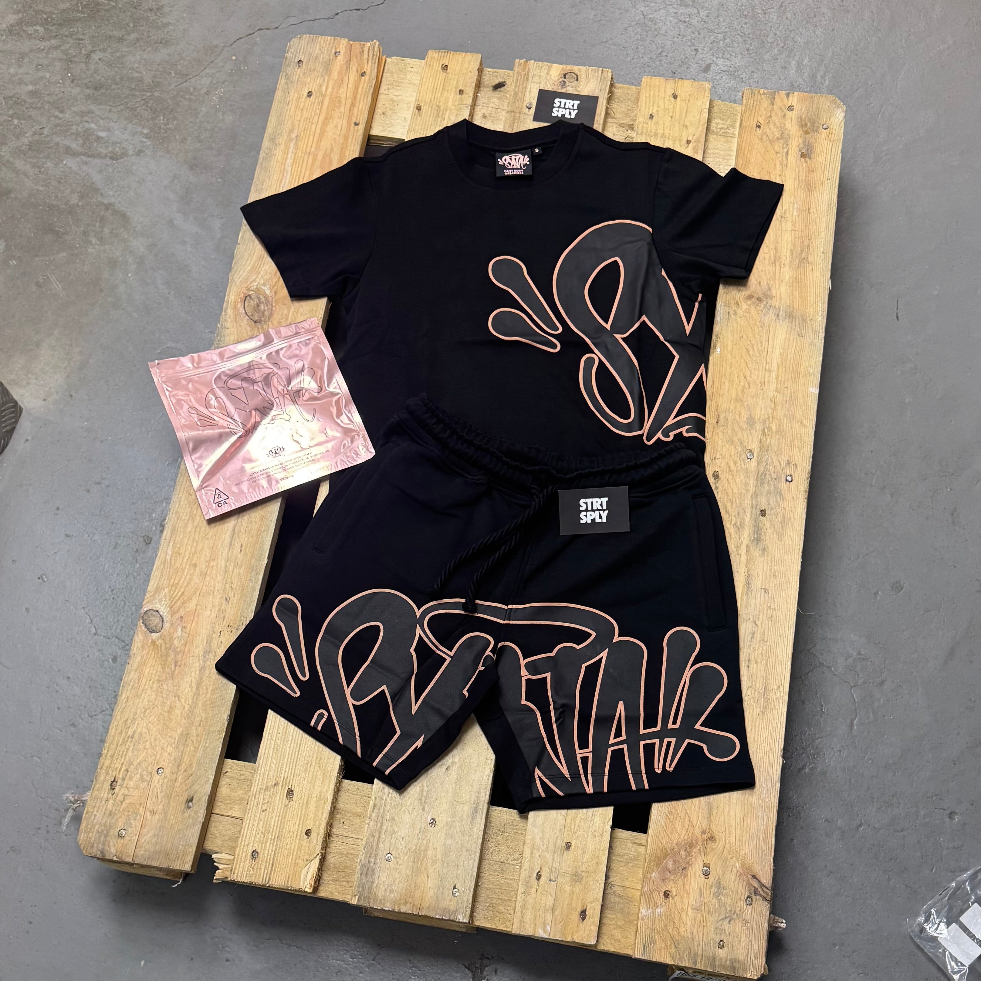Syna World T-Shirt & Shorts Logo Set - Black / Rose Gold